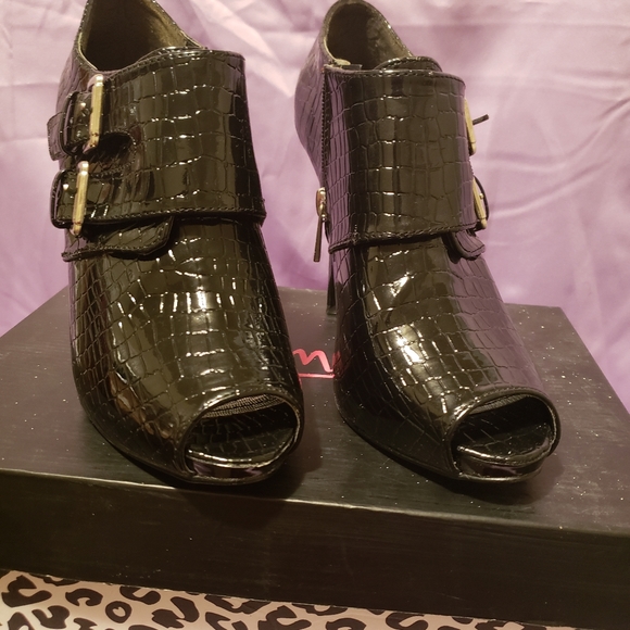 Shoes - Picture 5 of 6